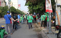 Shipper than phiền vì mất hơn 2 giờ vẫn chờ xét nghiệm