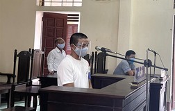 Không giấy tờ, không khai báo y tế, vác cây luồng đánh cả công an 