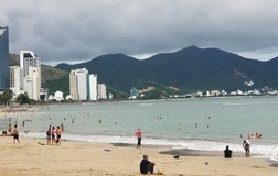 Khánh Hòa cho phép người dân tắm biển, học sinh đi học trở lại