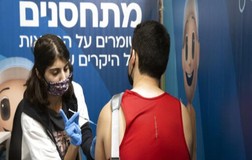 Lý do Israel dẫn đầu tiêm chủng nhưng vẫn chật vật vì COVID-19?