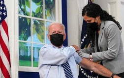 Ông Biden tiêm vaccine ngừa COVID-19 mũi tăng cường