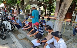 Hàng trăm người kẹt giữa 2 chốt Quảng Nam-Đà Nẵng vì giấy xét nghiệm