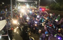 Cả ngàn người hồi hương chạy xe máy qua hầm Hải Vân trong đêm