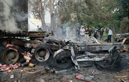 Sau va chạm, 1 xe container bốc cháy