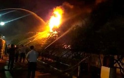 Kho xưởng giày da bốc cháy dữ dội