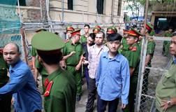 Đề nghị tử hình kẻ đâm chết bé trai bênh cha mình