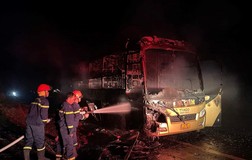 Xe khách giường nằm cháy rụi lúc rạng sáng
