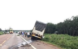 3 người trên ô tô tử vong sau va chạm xe tải