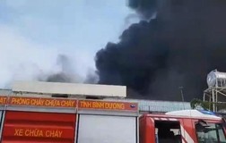 Công nhân chạy thoát thân trong đám cháy lớn tại Bình Dương