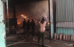 Công ty gỗ ở Bình Dương bị cháy rụi lúc rạng sáng