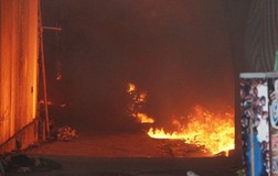 Cháy lớn thiêu rụi nhiều ki-ốt ở Bình Dương