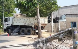 Bình Dương: Xe ben kéo đổ trụ, cả khu phố mất điện