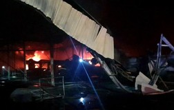 Bình Dương: Công ty nước ngoài bốc cháy, khu dân cư náo loạn