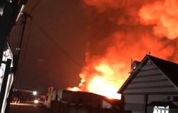 Một xưởng gỗ ở Bình Dương bị lửa thiêu rụi lúc rạng sáng