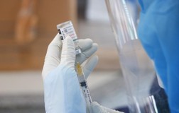 Bình Dương: Số ca nhiễm tăng cao, vaccine “ngâm” trong kho