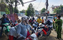 Sáng 1-10, hàng trăm người ở Bình Dương tự ý về quê đều phải quay đầu