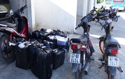 Nhóm buôn lậu tông thẳng xe công an để bỏ trốn