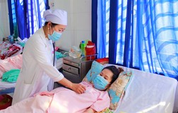 Chạy đua từng phút cứu mẹ con sản phụ bị sa dây rốn