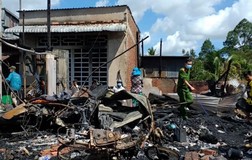 Lửa thiêu rụi 4 căn nhà ở An Giang