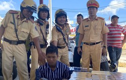 Bắt ô tô tông xe chờ đèn đỏ, phát hiện ma túy, thuốc lá lậu 