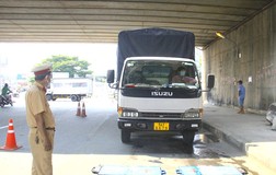 Bị CSGT phạt vì chở quá tải, tài xế bảo ‘chở đúng không đủ ăn'