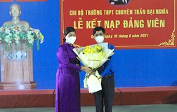 Lễ kết nạp Đảng cho một thầy giáo ngay tại điểm tiêm vaccine