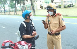Ngày đầu ‘bình thường mới’, CSGT tuần tra kiểm soát người dân ra đường ra sao?