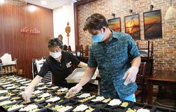 Nấu cơm 'chuẩn nhà hàng' gửi tặng lực lượng chống dịch ở Gò Vấp
