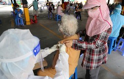 Người cao tuổi ở TP.HCM xúc động khi được tiêm vaccine phòng COVID-19