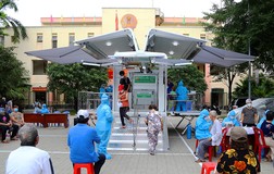 Độc đáo xe tiêm chủng vaccine lưu động cho người cao tuổi ở TP.HCM