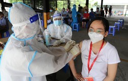 Chùm ảnh: Người dân TP.HCM đi tiêm vaccine mũi 2