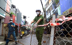 Cận cảnh: Đang tháo dỡ rào chắn nhiều tuyến đường ở TP.HCM