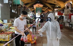 Cảnh mua bán ở chợ Bến Thành những ngày đầu hoạt động trở lại