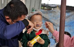 Bữa ăn tạm của những đứa trẻ trên đường về quê tránh dịch