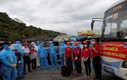 Hội chữ thập đỏ Hà Nội trao quà cho Đà Nẵng trên đèo Hải Vân