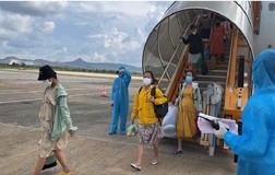 Đón 148 bà bầu, trẻ em từ TP.HCM về quê tránh dịch bằng máy bay