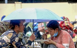 Bữa ăn vội bên chốt kiểm soát tại Thừa Thiên- Huế trên đường về quê