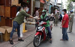 Video: Người Sài Gòn nghĩ cách mang cơm ngon đến cho người nghèo ngày giãn cách