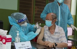 Video: Người cao tuổi ở TPHCM đồng tình tiêm vaccine thay thế Moderna