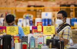 Video: Nhiều loại hình kinh doanh hoạt động nhộn nhịp trở lại ở quận 7, TP.HCM