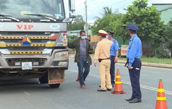 Video: Xử phạt hàng chục xe quá khổ, quá tải trên tuyến Quốc lộ 19