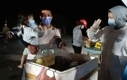 Video: Tiếp đồ ăn, xăng xe miễn phí cho hành trình hồi hương của người dân