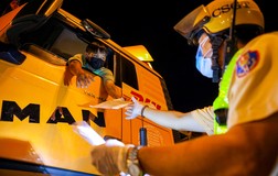 Trắng đêm với chốt kiểm dịch COVID-19 ở chân cầu Đồng Nai