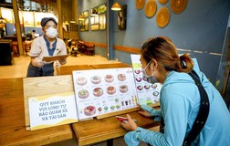 Quận 7 mở cửa: Người dân bắt đầu đi ngân hàng, mua đồ ăn, mua điện thoại