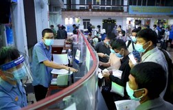 Không đủ điều kiện phòng dịch, nhiều hành khách lỡ hẹn chuyến tàu hồi hương