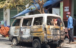 Xe ô tô đang dừng sửa bốc cháy ngùn ngụt, lan sang nhà dân