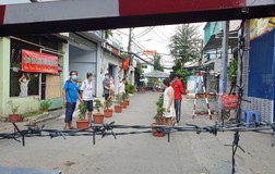 Hộ dân trong khu cách ly thi chăm sóc cây táo Mỹ 