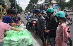 Tặng suất cơm nóng, ổ bánh mì… đầy nghĩa tình trong tâm dịch