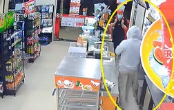 Thanh niên dùng dao cướp cửa hàng Circle K làm gì sau khi lấy được tiền?