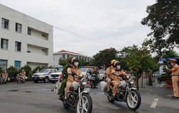 Công an ra quân gỡ chốt, dân vừa mừng vừa lo